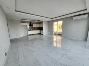 Arrenda-se Apartamento T2 moderna e vazia, com piscina, vista ao mar no condomínio deco assus