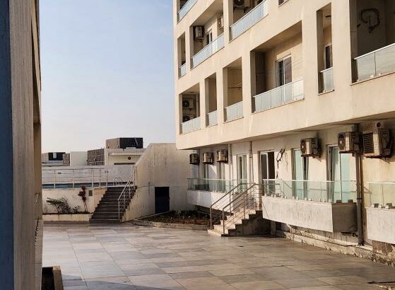 Arrenda-se Apartamento T2 moderna e vazia, com piscina, vista ao mar no condomínio deco assus