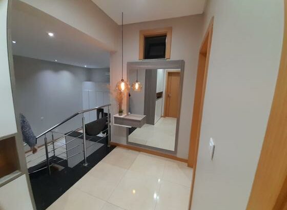 CASA NO CONDOMÍNIO BELA VISTA T4 NA SOMMERSCHILD 2 PARA ARRENDAR