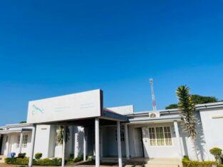 CLÍNICA Com Todos Equipamentos NO TERRENO DE 20/ 50 ZONA CMC