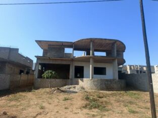 Estrutura em construção para moradia T5 em Tchumene 1