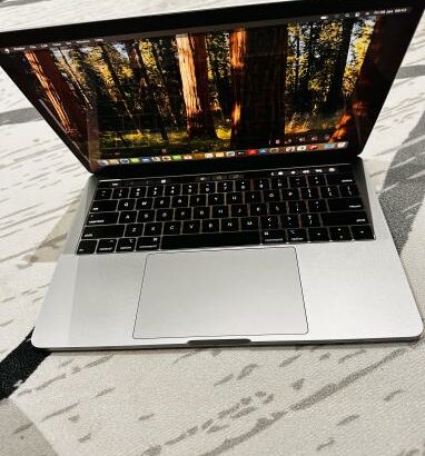 MacBook Pro em Promoção  Retina Display edição 2018 TouchBar  Intel Core i5 2.30 GHZ  8GB RAM  256 GB SSD  13.3 inch(2560×1600) Intel íris Xe graphics