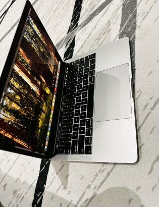 MacBook Pro em Promoção  Retina Display edição 2018 TouchBar  Intel Core i5 2.30 GHZ  8GB RAM  256 GB SSD  13.3 inch(2560×1600) Intel íris Xe graphics