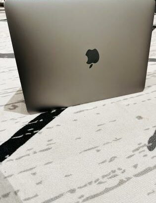 MacBook Pro em Promoção  Retina Display edição 2018 TouchBar  Intel Core i5 2.30 GHZ  8GB RAM  256 GB SSD  13.3 inch(2560×1600) Intel íris Xe graphics