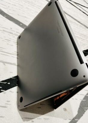 MacBook Pro em Promoção  Retina Display edição 2018 TouchBar  Intel Core i5 2.30 GHZ  8GB RAM  256 GB SSD  13.3 inch(2560×1600) Intel íris Xe graphics