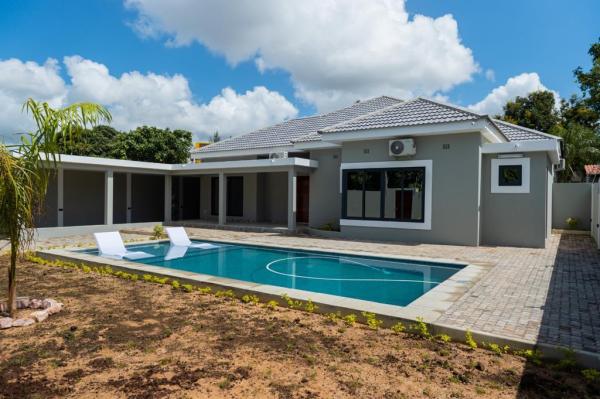 Moradia tipo 3+1(1 suíte),piscinaem condomínio privado na Cidade da Matola Promoção