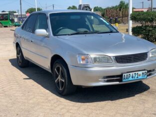 Toyota Corolla impecável em Nkobe