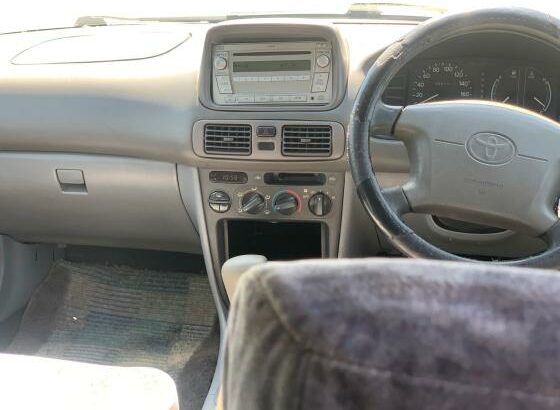 Toyota Corolla impecável em Nkobe