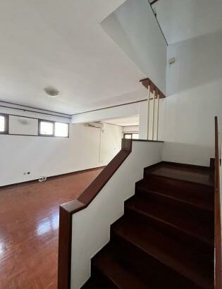 Vendo Moradia Dúplex T4 de 2 Pisos na COOP Garragem pra 4 & Anexo