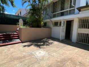 ARRENDA-SE MORADIA T4 IDEAL PARA HABITAÇÃO/ESCRITÓRIO