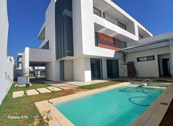 Vende-se Moradia, tipo6no bairro da costa do sol triunfo 2