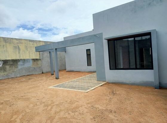 Vende-se esta vivenda, tipo3 no bairro de laulane muito próximo a Escola 10 de Novembro