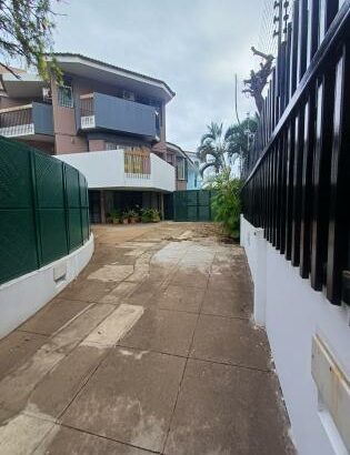 ARRENDA-SE MORADIA T5, 1 SUÍTE, 6WC, PISCINA, JARDIM E ESTACIONAMENTO PARA 5 VIATURAS. 
BAIRRO DA SOMMERSCHIELD PRÓXIMO À ANTIGA EMBAIXADA DOS EUA.