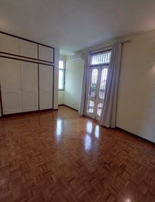 ARRENDA-SE MORADIA T5, 1 SUÍTE, 6WC, PISCINA, JARDIM E ESTACIONAMENTO PARA 5 VIATURAS. 
BAIRRO DA SOMMERSCHIELD PRÓXIMO À ANTIGA EMBAIXADA DOS EUA.