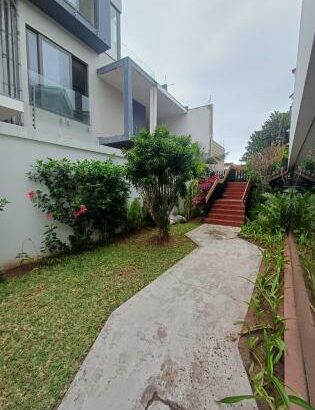 ARRENDA-SE MORADIA T5, 1 SUÍTE, 6WC, PISCINA, JARDIM E ESTACIONAMENTO PARA 5 VIATURAS. 
BAIRRO DA SOMMERSCHIELD PRÓXIMO À ANTIGA EMBAIXADA DOS EUA.