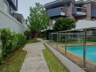 ARRENDA-SE MORADIA T5, 1 SUÍTE, 6WC, PISCINA, JARDIM E ESTACIONAMENTO PARA 5 VIATURAS. 
BAIRRO DA SOMMERSCHIELD PRÓXIMO À ANTIGA EMBAIXADA DOS EUA.