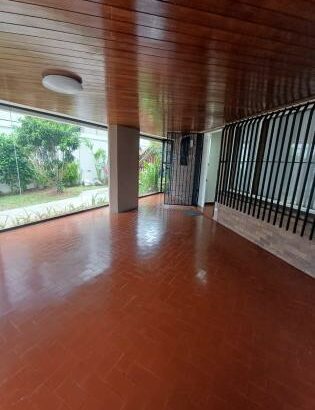 ARRENDA-SE MORADIA T5, 1 SUÍTE, 6WC, PISCINA, JARDIM E ESTACIONAMENTO PARA 5 VIATURAS. 
BAIRRO DA SOMMERSCHIELD PRÓXIMO À ANTIGA EMBAIXADA DOS EUA.