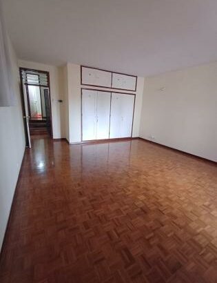 ARRENDA-SE MORADIA T5, 1 SUÍTE, 6WC, PISCINA, JARDIM E ESTACIONAMENTO PARA 5 VIATURAS. 
BAIRRO DA SOMMERSCHIELD PRÓXIMO À ANTIGA EMBAIXADA DOS EUA.