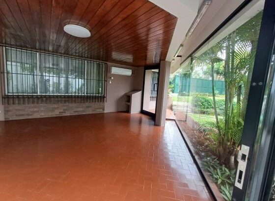 ARRENDA-SE MORADIA T5, 1 SUÍTE, 6WC, PISCINA, JARDIM E ESTACIONAMENTO PARA 5 VIATURAS. 
BAIRRO DA SOMMERSCHIELD PRÓXIMO À ANTIGA EMBAIXADA DOS EUA.