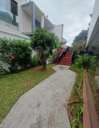 ARRENDA-SE MORADIA T5, 1 SUÍTE, 6WC, PISCINA, JARDIM E ESTACIONAMENTO PARA 5 VIATURAS. 
BAIRRO DA SOMMERSCHIELD PRÓXIMO À ANTIGA EMBAIXADA DOS EUA.