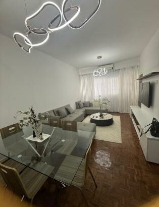 ARRENDA-SE APARTAMENTO T3 MOBILADO NO BAIRRO CENTRAL, 3° ANDAR ÚLTIMO.