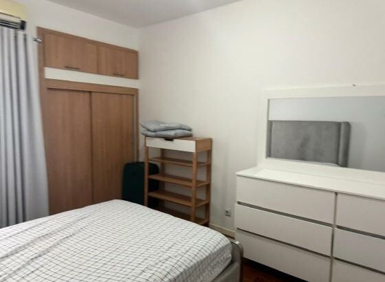 ARRENDA-SE APARTAMENTO T3 MOBILADO NO BAIRRO CENTRAL, 3° ANDAR ÚLTIMO.