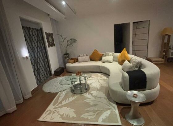 ARRENDA-SE APARTAMENTO T2 MOBILADO NO CONDOMÍNIO JOSS VILLAGE.