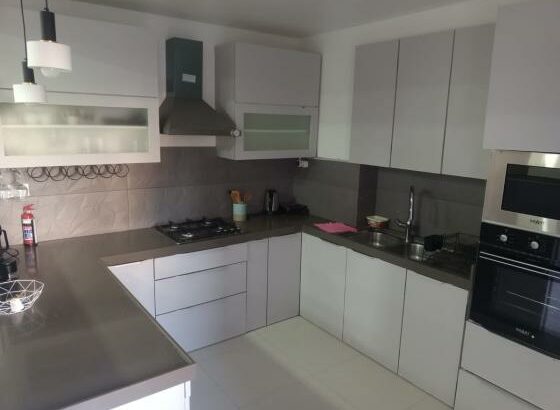 ARRENDA-SE APARTAMENTO DUPLEX T-3, SUITE, COZINHA MODERNA EQUIPADA, NO TRIUNFO A 120.000 MTS