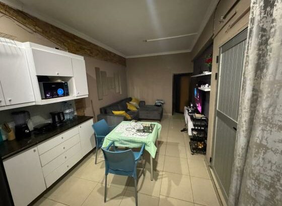 Dependência Tipo1
 Independente
Pronta habitar 
R/C
Conzinha americana 
Água  24h
Climatizada
Garagem fechada 
*Renda: 20mil negociável*