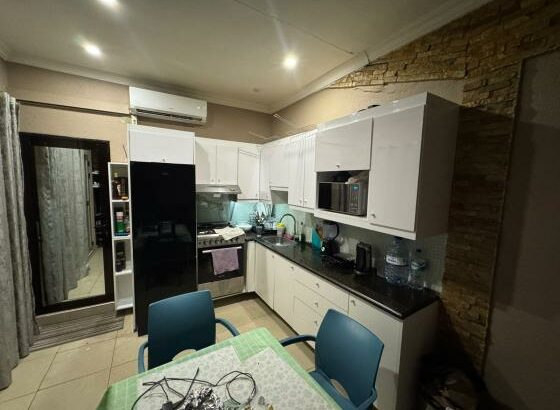 Dependência Tipo1
 Independente
Pronta habitar 
R/C
Conzinha americana 
Água  24h
Climatizada
Garagem fechada 
*Renda: 20mil negociável*