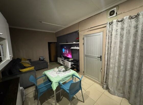 Dependência Tipo1
 Independente
Pronta habitar 
R/C
Conzinha americana 
Água  24h
Climatizada
Garagem fechada 
*Renda: 20mil negociável*