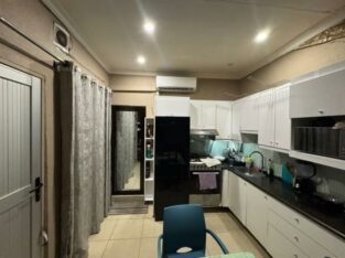 Dependência Tipo1
 Independente
Pronta habitar 
R/C
Conzinha americana 
Água  24h
Climatizada
Garagem fechada 
*Renda: 20mil negociável*