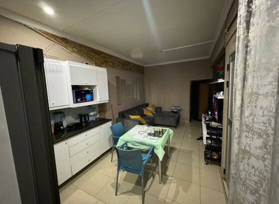 Dependência Tipo1
 Independente
Pronta habitar 
R/C
Conzinha americana 
Água  24h
Climatizada
Garagem fechada 
*Renda: 20mil negociável*