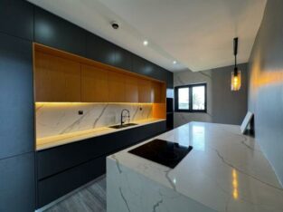 ARRENDA-SE APARTAMENTO DUPLEX T-3, SUITE, COZINHA MODERNA EQUIPADA, NO TRIUNFO A 120.000 MTS