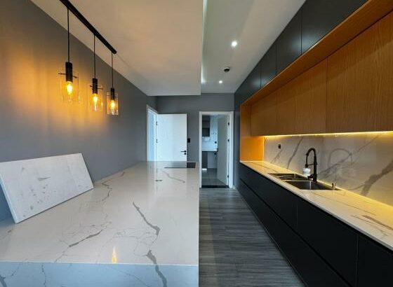 ARRENDA-SE APARTAMENTO DUPLEX T-3, SUITE, COZINHA MODERNA EQUIPADA, NO TRIUNFO A 120.000 MTS