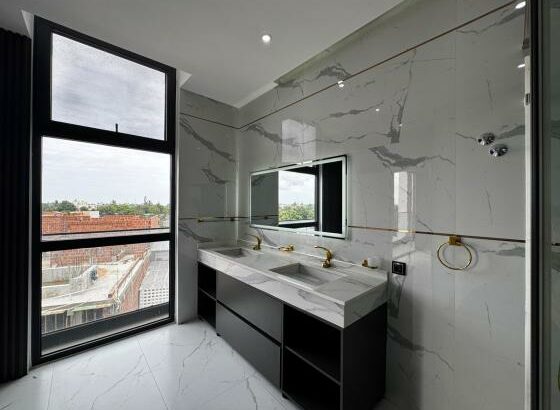 ARRENDA-SE APARTAMENTO DUPLEX T-3, SUITE, COZINHA MODERNA EQUIPADA, NO TRIUNFO A 120.000 MTS