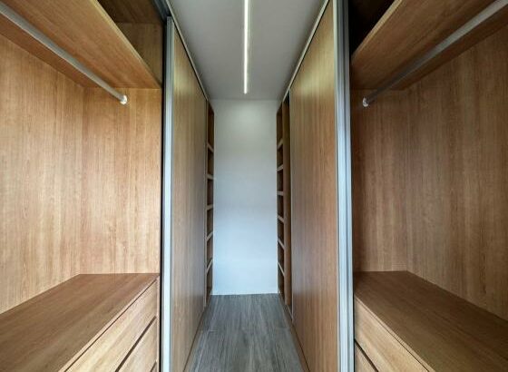 ARRENDA-SE APARTAMENTO DUPLEX T-3, SUITE, COZINHA MODERNA EQUIPADA, NO TRIUNFO A 120.000 MTS