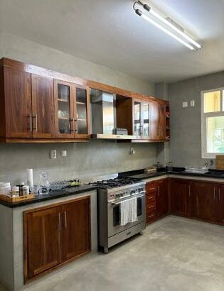 Vende-se Apartamento T4, quarto suíte,  moderna 6⁰ andar com vista ao mar e elevador na av julius nyerere,  polana