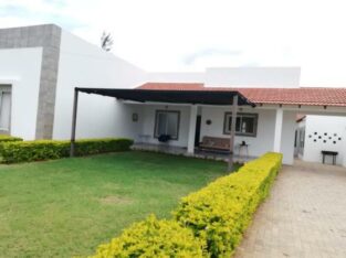 Arrenda-se Moradia independente T3 quartos suíte num condomínio fechado de 19 casas na Matola rio.