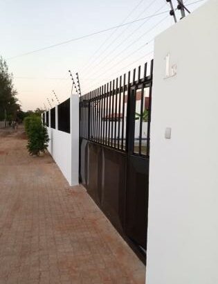 Arrenda-se Moradia independente T3 quartos suíte num condomínio fechado de 19 casas na Matola rio.