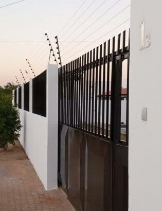 Arrenda-se Moradia independente T3 quartos suíte num condomínio fechado de 19 casas na Matola rio.