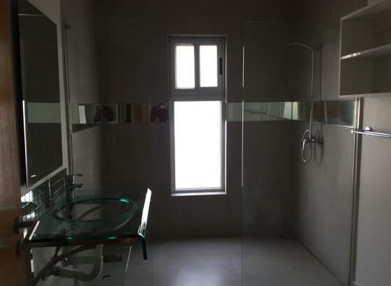 Arrenda-se Moradia independente T3 quartos suíte num condomínio fechado de 19 casas na Matola rio.