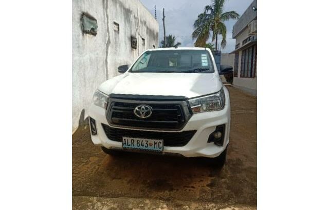 Venda de veiculo marca Torota, modelo hillux.