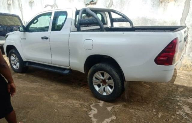 Venda de veiculo marca Torota, modelo hillux.
