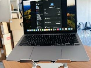 MacBook Air 2020 Retina Display  Processador: M1 , 8GB Ram ,256 GB SSD , 13.3 inch Display,MacOs Sonoma version 14.8 , Bateria Excellent + Carregador