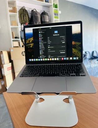 MacBook Air 2020 Retina Display  Processador: M1 , 8GB Ram ,256 GB SSD , 13.3 inch Display,MacOs Sonoma version 14.8 , Bateria Excellent + Carregador