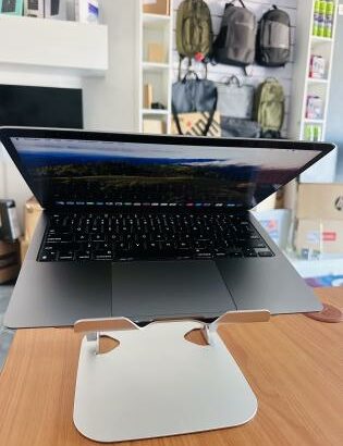 MacBook Air 2020 Retina Display  Processador: M1 , 8GB Ram ,256 GB SSD , 13.3 inch Display,MacOs Sonoma version 14.8 , Bateria Excellent + Carregador