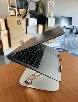 MacBook Air 2020 Retina Display  Processador: M1 , 8GB Ram ,256 GB SSD , 13.3 inch Display,MacOs Sonoma version 14.8 , Bateria Excellent + Carregador