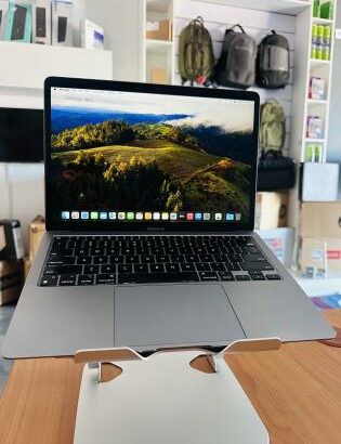 MacBook Air 2020 Retina Display  Processador: M1 , 8GB Ram ,256 GB SSD , 13.3 inch Display,MacOs Sonoma version 14.8 , Bateria Excellent + Carregador