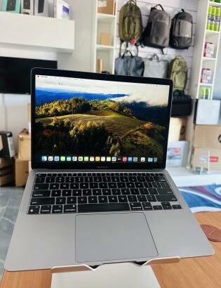 MacBook Air 2020 Retina Display  Processador: M1 , 8GB Ram ,256 GB SSD , 13.3 inch Display,MacOs Sonoma version 14.8 , Bateria Excellent + Carregador